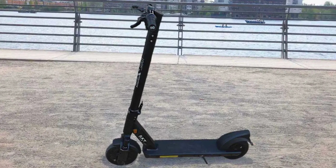 SXT-MAX auf Fußgängerweg am Wasser