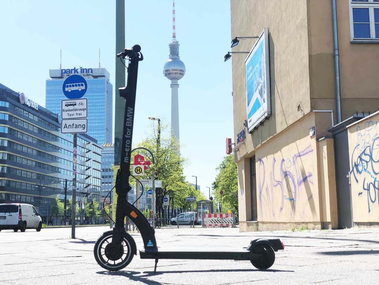 BMW Micro E-Scooter in Berlin auf der Straße