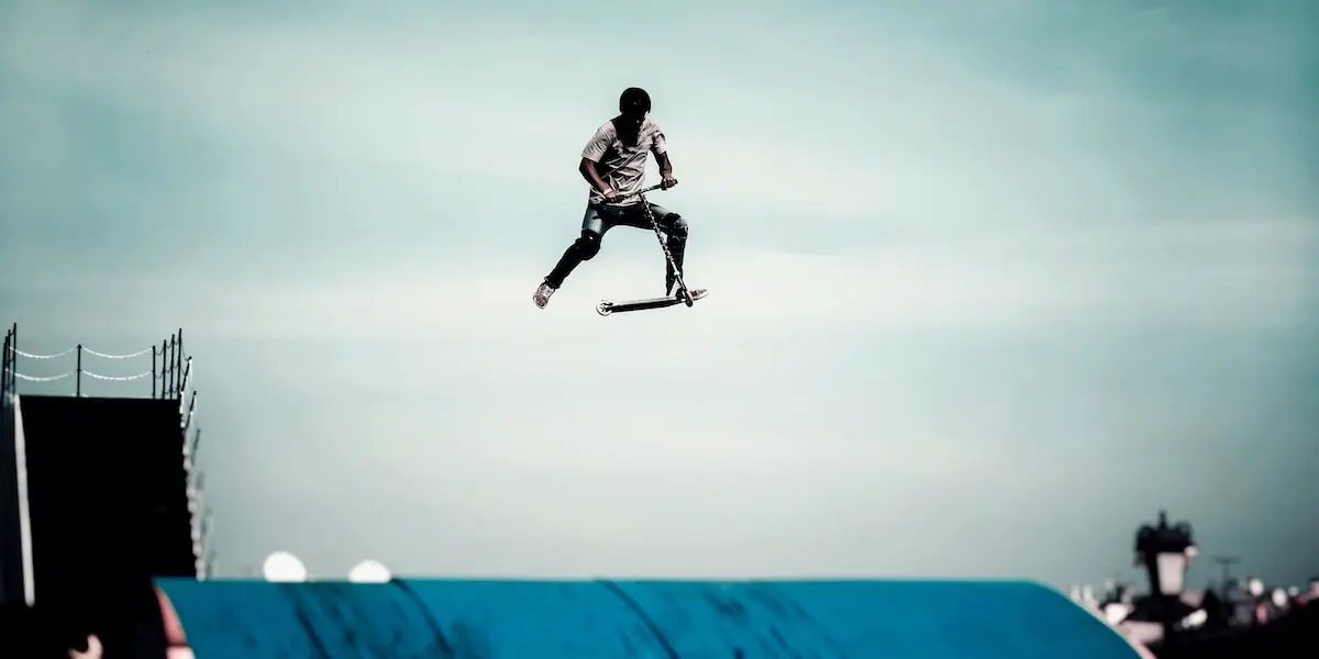 Profi Skater fliegt mit Cox Swain Stunt Scooter durch die Luft
