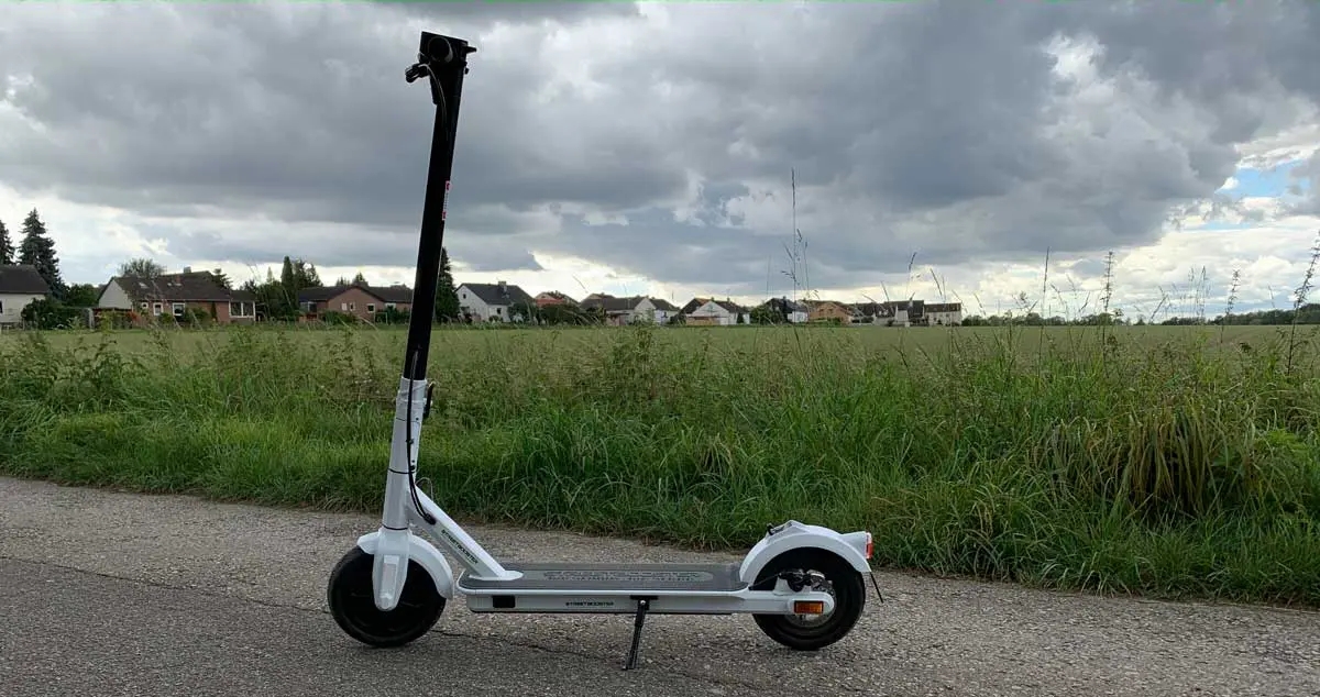 STREETBOOSTER One E-Scooter steht am Feld
