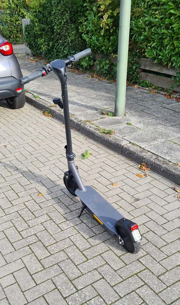 ePowerFun ePF-2 E-Scooter steht auf der Straße