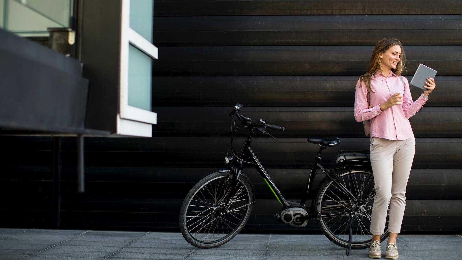 Frau schließt E-Bike-Versicherung ab